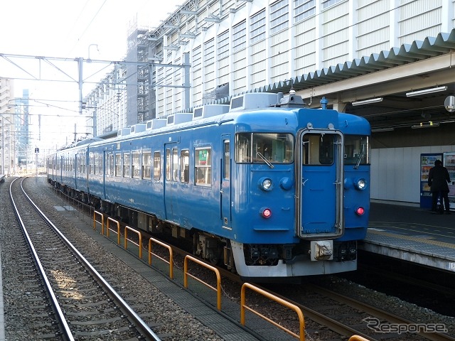 富山駅の在来線ホームは現在、高架ホームに切り替えるための工事が進められている。