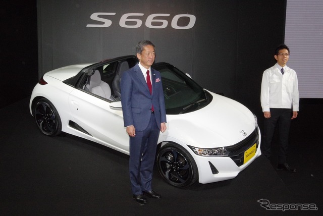 ホンダの峯川尚専務執行役員(左)とS660開発責任者の本田技術研究所四輪R&DセンターLPL 椋本陵氏(右)