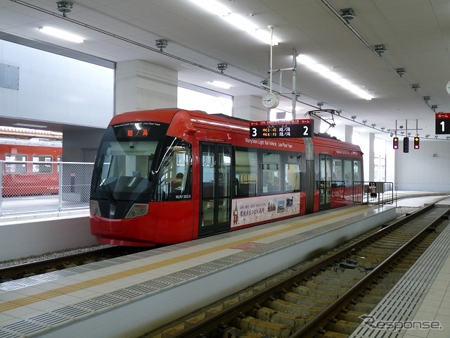 万葉線は4月5日、伊勢神宮鳥居奉曳祭に伴い高岡駅～片原町の運行を10～11時に限り休止する。写真は運休区間に含まれる高岡駅停留場。