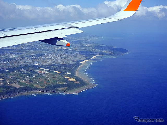 中部国際空港セントレア(名古屋、NGO)と那覇空港(沖縄、OKA)を結ぶジェットスター・ジャパン新路線の運航初日、那覇行きGK381便から見えた風景。沖縄本土が見えてきた