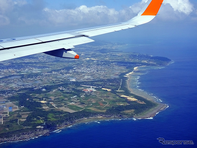 中部国際空港セントレア(名古屋、NGO)と那覇空港(沖縄、OKA)を結ぶジェットスター・ジャパン新路線の運航初日、那覇行きGK381便から見えた風景。沖縄本土が見えてきた