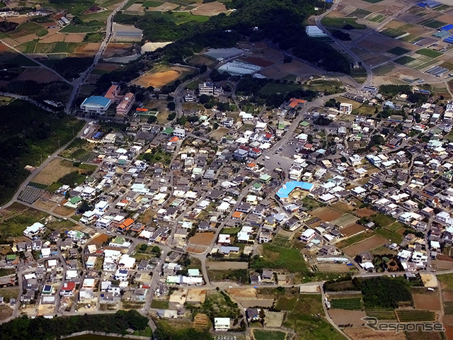 中部国際空港セントレア(名古屋、NGO)と那覇空港(沖縄、OKA)を結ぶジェットスター・ジャパン新路線の運航初日、那覇行きGK381便から見えた風景。沖縄の街並みが見えてきた