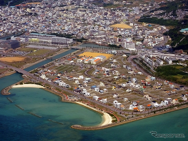 中部国際空港セントレア(名古屋、NGO)と那覇空港(沖縄、OKA)を結ぶジェットスター・ジャパン新路線の運航初日、那覇行きGK381便から見えた風景。沖縄の街並みが見えてきた
