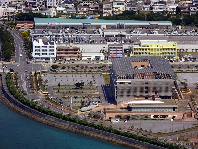中部国際空港セントレア(名古屋、NGO)と那覇空港(沖縄、OKA)を結ぶジェットスター・ジャパン新路線の運航初日、那覇行きGK381便から見えた風景。沖縄の街並みが見えてきた