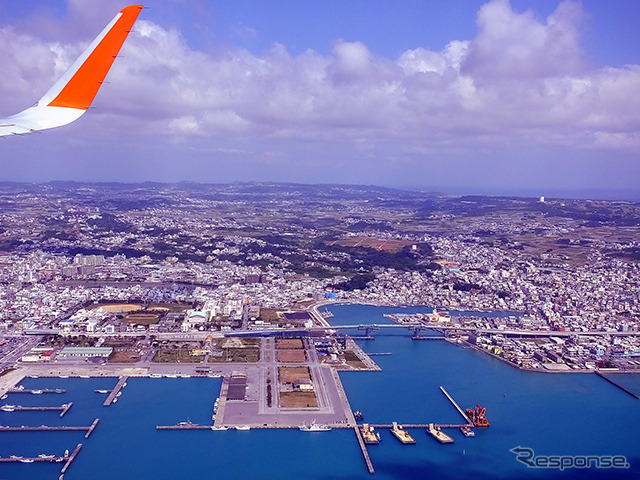 中部国際空港セントレア(名古屋、NGO)と那覇空港(沖縄、OKA)を結ぶジェットスター・ジャパン新路線の運航初日、那覇行きGK381便から見えた風景。沖縄の街並みが見えてきた