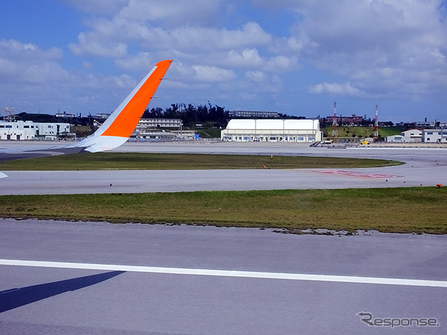 中部国際空港セントレア(名古屋、NGO)と那覇空港(沖縄、OKA)を結ぶジェットスター・ジャパン新路線の運航初日、那覇行きGK381便から見えた風景。那覇空港のようす
