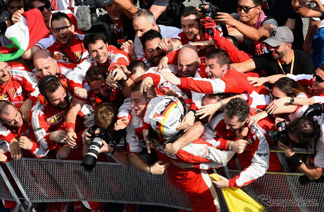 フェラーリスタッフと勝利を喜ぶベッテル