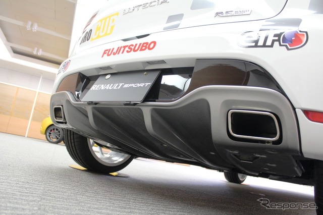 ルノー・ルーテシアRSルノー・ジャポンオリジナル専用スペシャルパーツ装着車(デカール類は参考装着)