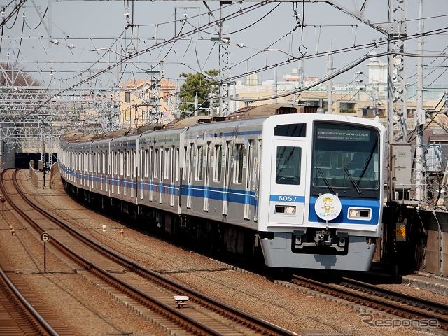 黄色に塗り替えられる6000系はグレー塗装のアルミ車と無塗装のステンレス車があるが、どちらが黄色に塗り替えられるかは未発表。写真はアルミ車の6000系。