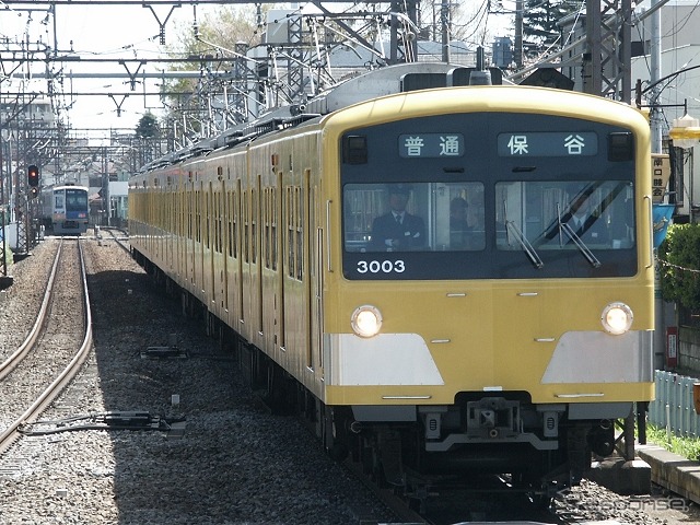 大泉学園駅付近を走る黄色い塗装の3000系（2002年）。西武は「黄色い電車」が自社のイメージでもあるとして、6000系を1編成だけ黄色に塗り替えることにした。