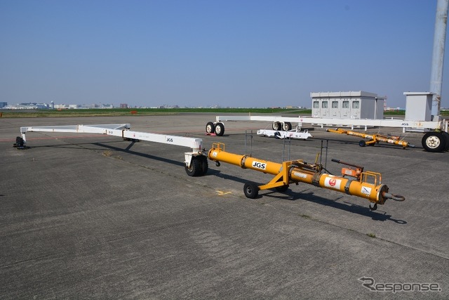 巨大な航空機を押すトーイングカー