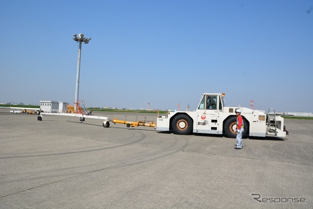 巨大な航空機を押すトーイングカー