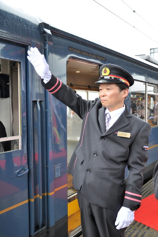 北近畿タンゴ鉄道は4月1日から「京都丹後鉄道」として新たなスタートを切った。出発式で発車合図をする土出尚登駅長