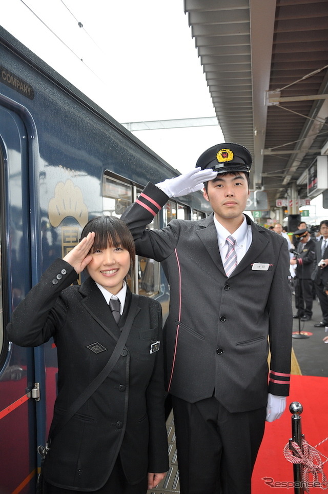 丹後あおまつ3号のアテンダント、前田菜津美さん（左）と運転士の矢野裕城さん。制服も新しいデザインに変わった