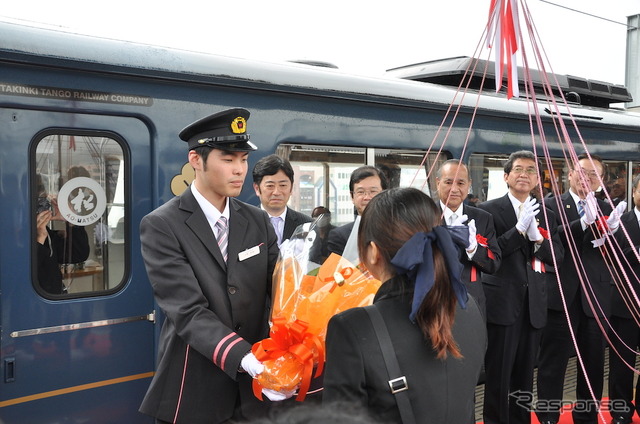 北近畿タンゴ鉄道は4月1日から「京都丹後鉄道」として新たなスタートを切った。出発式では花束の贈呈も行われた