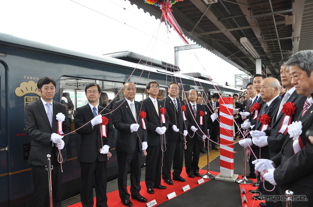 北近畿タンゴ鉄道は4月1日から「京都丹後鉄道」として新たなスタートを切った。14時59分福知山発の「丹後あおまつ3号」出発前には関係者によるくす玉割りがホーム上で行われた