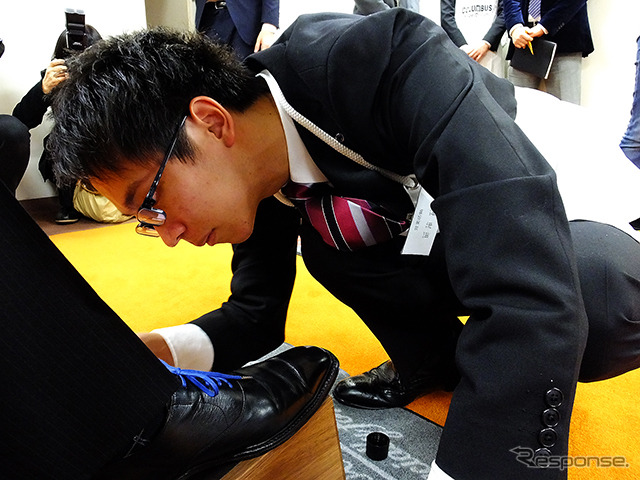 コロンブス「第43回靴みがき入社式」のようす。同社常務取締役の大下正則氏は今回の入社式を終えて「心を空っぽにしてみがくと、心がみがかれる」と総評した