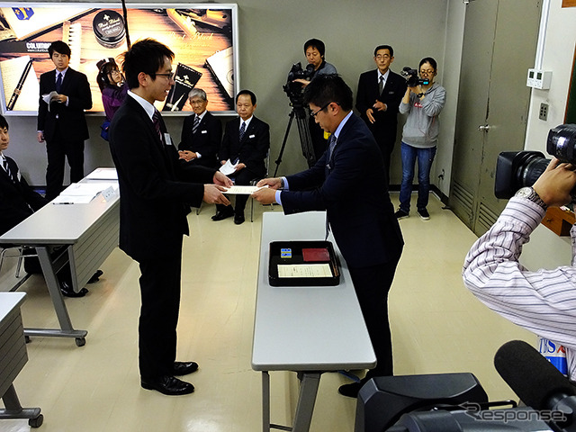 コロンブス「第43回靴みがき入社式」のようす。同社常務取締役の大下正則氏は今回の入社式を終えて「心を空っぽにしてみがくと、心がみがかれる」と総評した