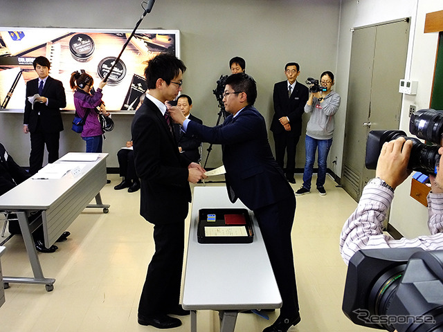 コロンブス「第43回靴みがき入社式」のようす。同社常務取締役の大下正則氏は今回の入社式を終えて「心を空っぽにしてみがくと、心がみがかれる」と総評した