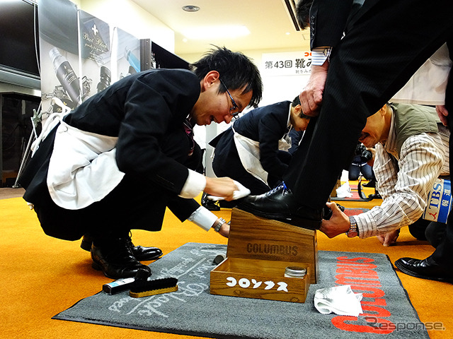 コロンブスの新人と社員が握手を交わし、先輩が手本を見せるかたちで新人の靴をみがき上げると、こんどは社員のアドバイスを聞きながら、新人たちが先輩の靴をみがいた(4月1日、コロンブス「靴みがき入社式」)