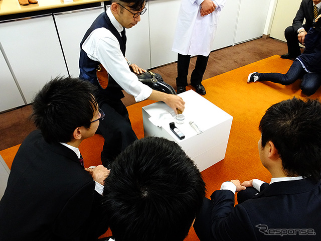 コロンブス「第43回靴みがき入社式」のようす。同社常務取締役の大下正則氏は今回の入社式を終えて「心を空っぽにしてみがくと、心がみがかれる」と総評した
