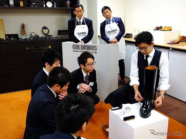 コロンブス「第43回靴みがき入社式」のようす。同社常務取締役の大下正則氏は今回の入社式を終えて「心を空っぽにしてみがくと、心がみがかれる」と総評した