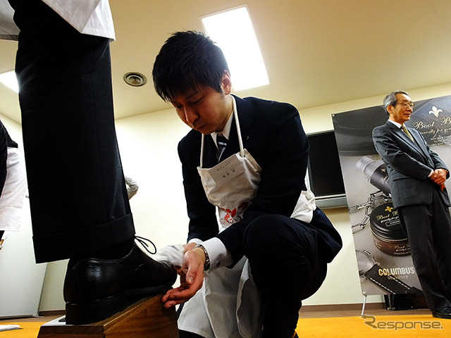 コロンブスの新人と社員が握手を交わし、先輩が手本を見せるかたちで新人の靴をみがき上げると、こんどは社員のアドバイスを聞きながら、新人たちが先輩の靴をみがいた(4月1日、コロンブス「靴みがき入社式」)