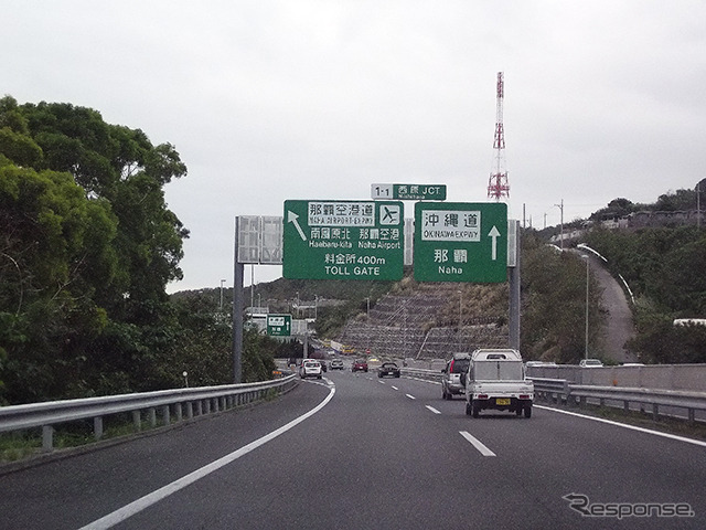 沖縄自動車道を那覇へ向けて走る(ジェットスター・ジャパン、3月29日、名古屋(NGO)-沖縄(OKA)線運行開始)