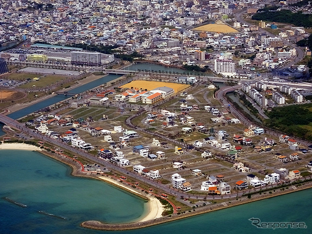 糸満市潮崎町の埋立地区。ジェットスター・ジャパンが3月29日に運航開始した名古屋(NGO)-沖縄(OKA)線。その初便(GK381便)のようす