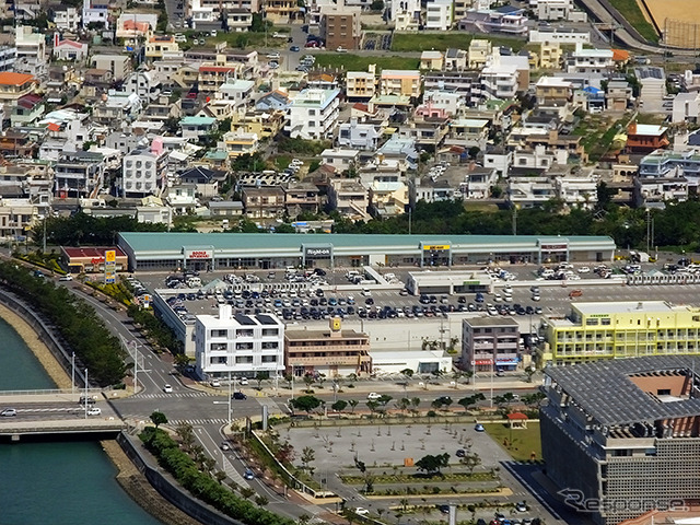 糸満市役所やサンエーしおざきシティが見える。ジェットスター・ジャパンが3月29日に運航開始した名古屋(NGO)-沖縄(OKA)線。その初便(GK381便)のようす