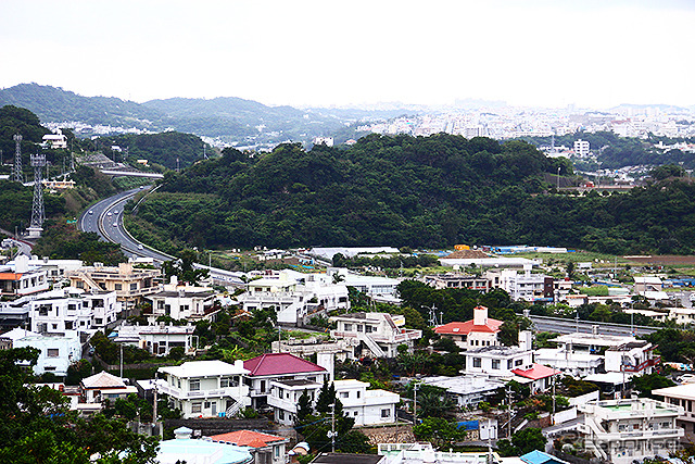 沖縄県中頭郡北中城村字喜舎場付近。沖縄自動車道が見える(ジェットスター・ジャパン、3月29日、名古屋(NGO)-沖縄(OKA)線運行開始)
