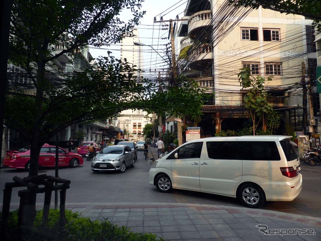 市中ではアルファードの姿をよく見かける。写真は初代アルファード(バンコクモーターショー15)