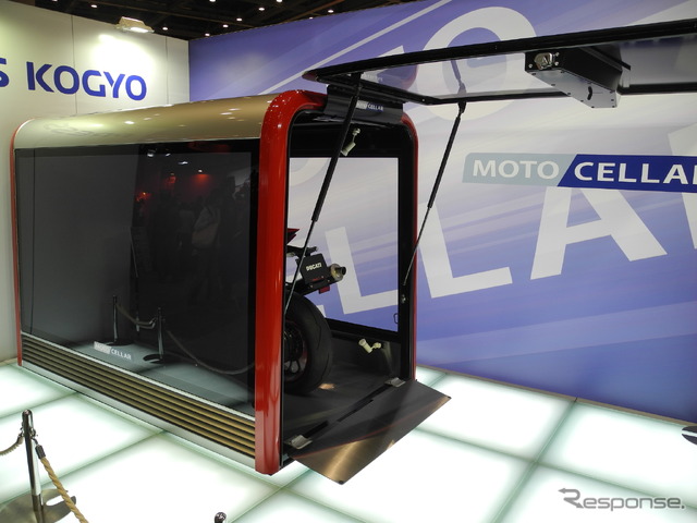 プレス工業が参考出品したバイク用ガレージ