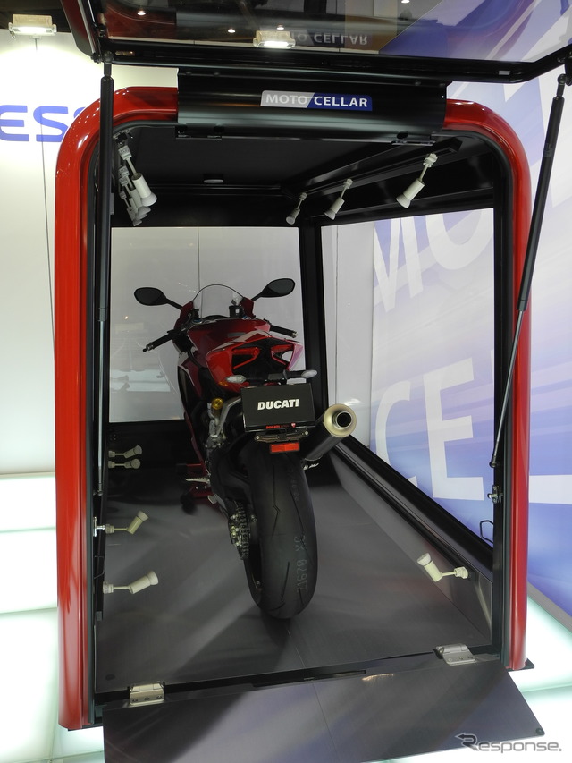 プレス工業が参考出品したバイク用ガレージ