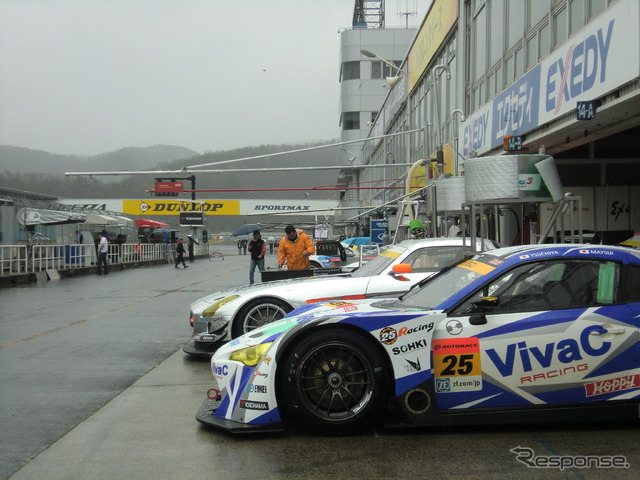 ピットに顔を揃えるGT300クラス参戦マシンたち。