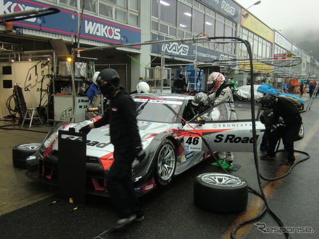 ピット練習をする#46 日産GT-R(GT500クラス)。