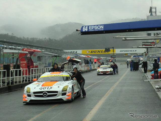 車検場に向かうGT300クラスのマシンたち。