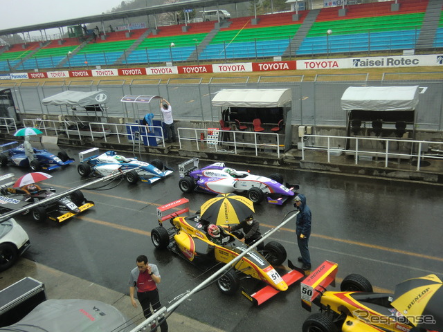 サポートレースとして開催される「FIA-F4」の練習走行も雨に見舞われた。