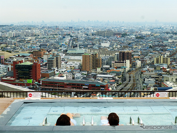 泉質について箕面観光ホテルは、「滝と紅葉で人気の箕面に湧きでる炭酸水素塩泉で、関西屈指」という