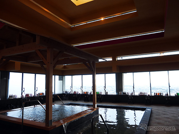泉質について箕面観光ホテルは、「滝と紅葉で人気の箕面に湧きでる炭酸水素塩泉で、関西屈指」という