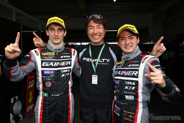 GT300ポールの#10 GT-R、左からクート、田中哲也監督、千代。