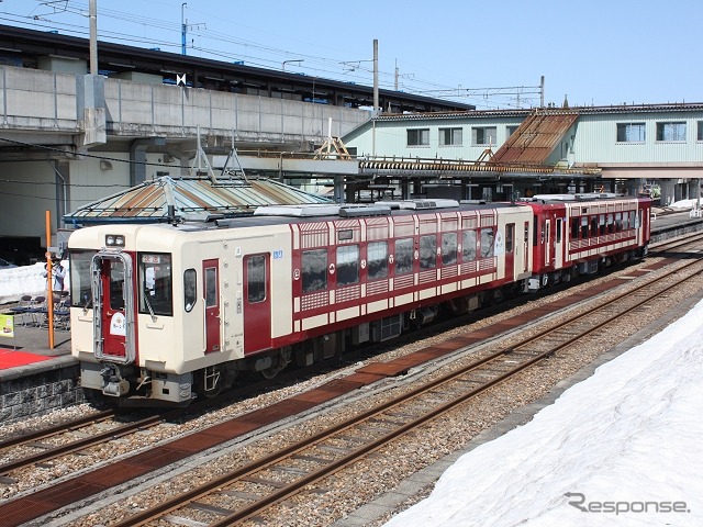 十日町駅に到着した長野発の『おいこっと』。手前(長野方)がキハ110-235、奥(十日町方)がキハ110-236になる。2両ともほぼ同じ改造が施されているが、アイボリーとエンジの配色が一部逆になっている。