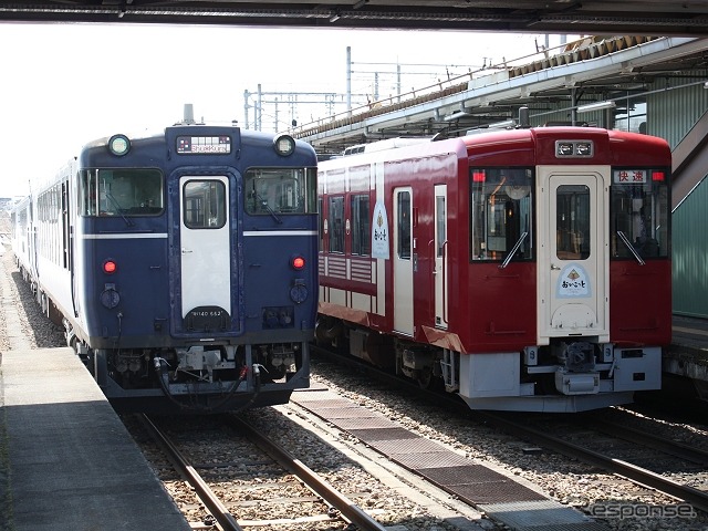 『おいこっと』（右）は十日町駅で上越妙高～十日町間を結ぶ観光列車『越乃Shu＊Kura』（左）と接続。この二つの列車により長野県北部と新潟県上越地方の周遊ルートを構成している。