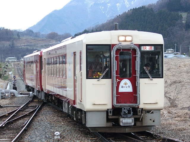 「快速」の列車種別を表示して替佐駅に入線する『おいこっと』。土曜・休日を中心に長野～十日町間を1往復する。