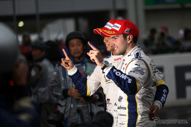 開幕戦を制したカルダレッリ(手前)と平川。