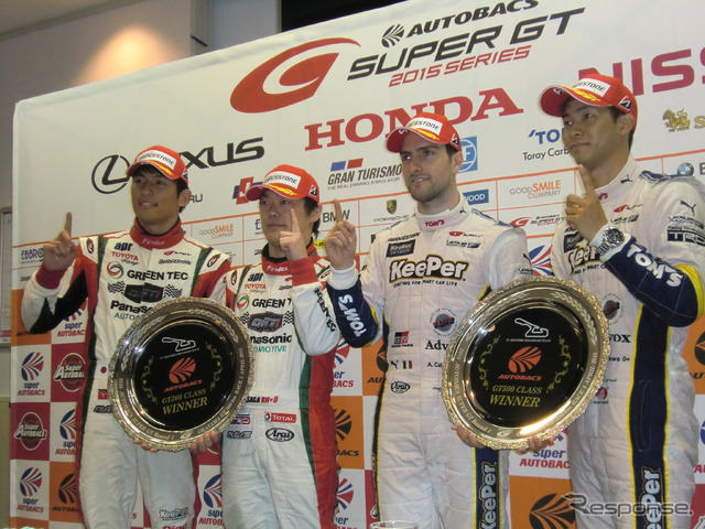 左からGT300優勝の中山雄一、嵯峨宏紀、GT500優勝のカルダレッリ、平川亮。