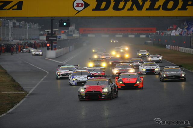GT300のスタート(ポールの#10 GT-Rは決勝7位)。