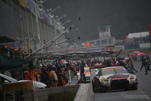 ピットアウトする#3 GT-R（GT300クラス決勝8位）。