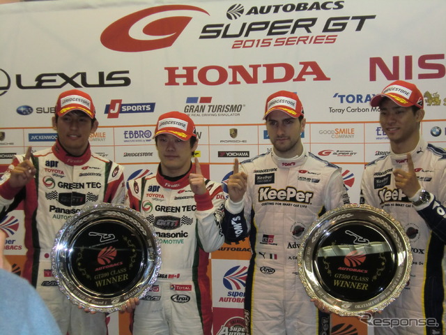 左からGT300優勝の中山雄一、嵯峨宏紀、GT500優勝のカルダレッリ、平川亮。