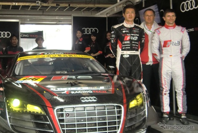 #86 Racing Tech Audi R8のドライバーは細川(前列左)とマメロウ(同右)。